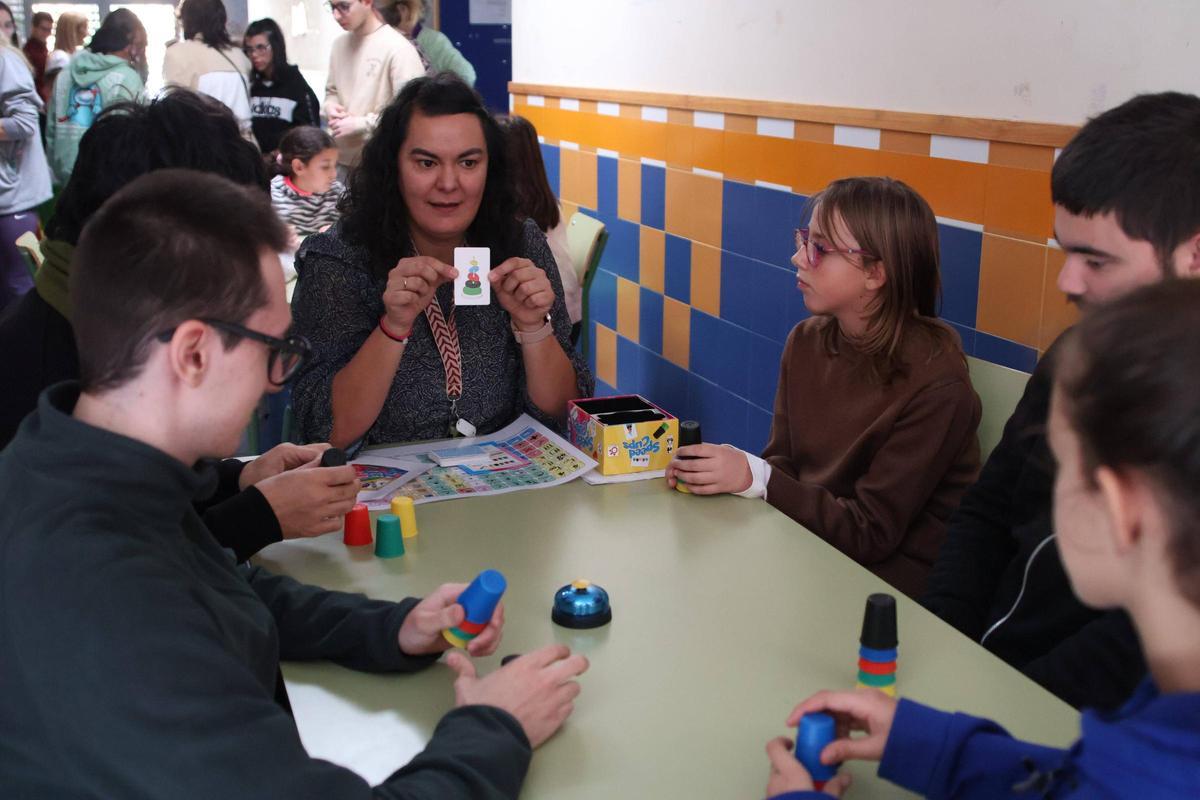 Una docente enseña una carta a los participantes.