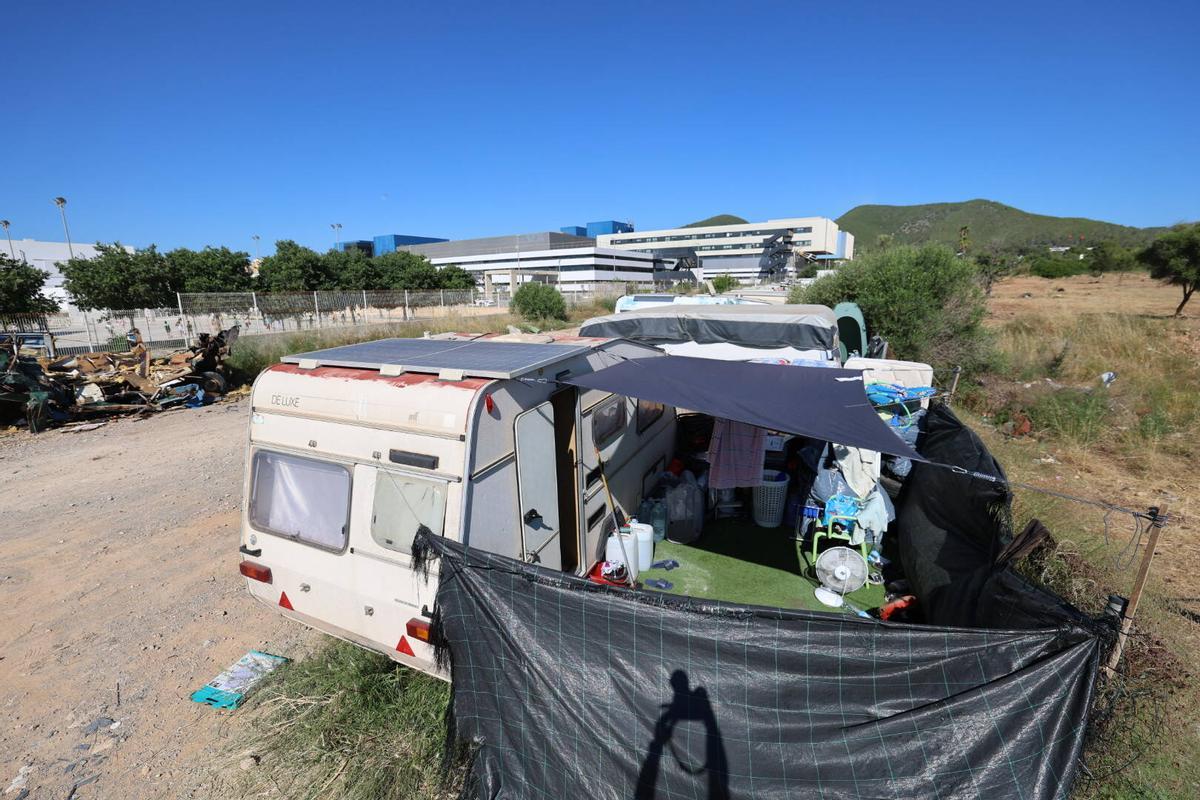 Uno de los remolques que sirve de vivienda a una persona en el asentamiento de sa Joveria.