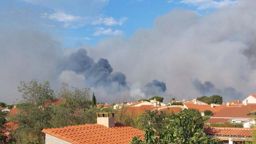 Una imatge del fum provocat per l'incendi.