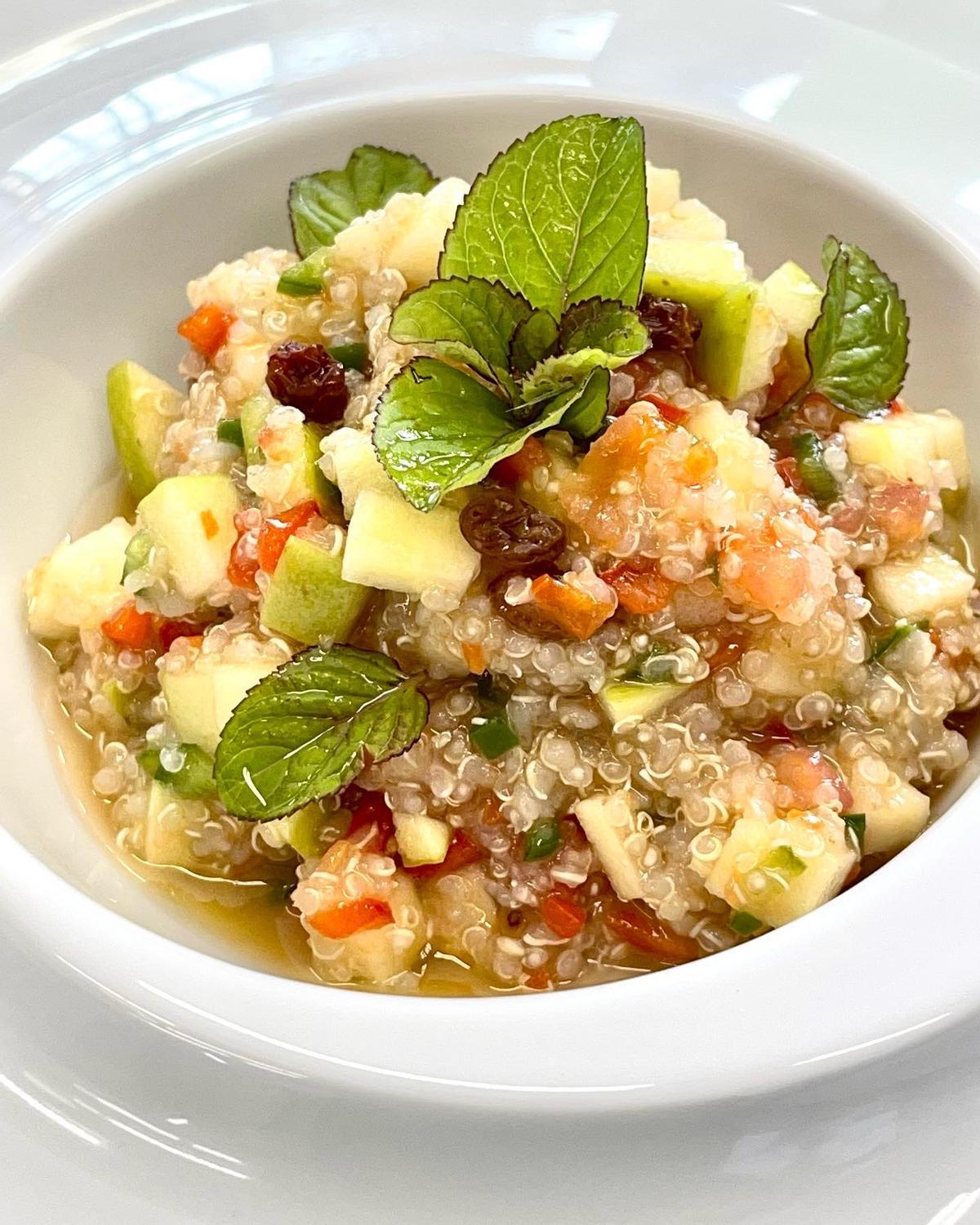 Ensalada de quinoa con manzanas y pasas