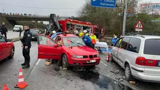 Colisión triple en la Ronda Sur de Oviedo con una complicada excarcelación de una conductora herida