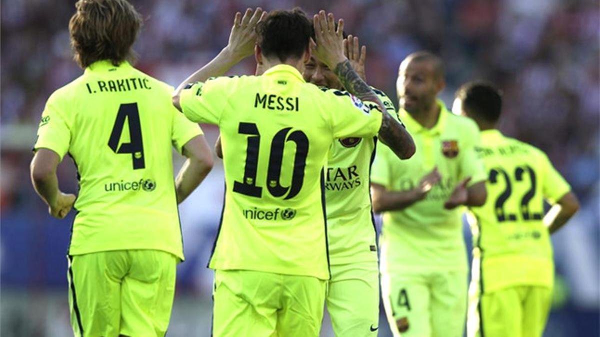 Leo Messi celebra con sus compañeros el gol que valió el triunfo y la Liga 2014-15 en el Atlético-Barcelona