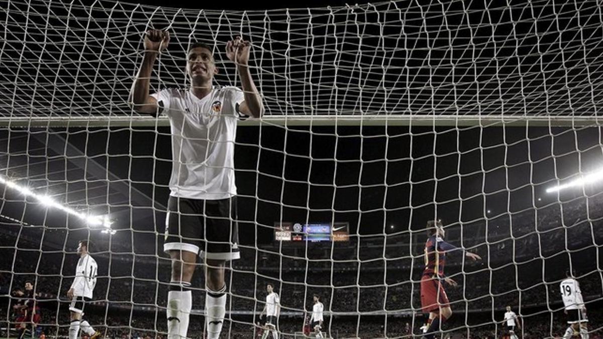 Leandro Santos lamentándose tras recibir el sexto gol