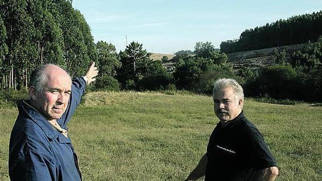 Narciso Santos y Ricardo Espiñeira, con la cantera al fondo.