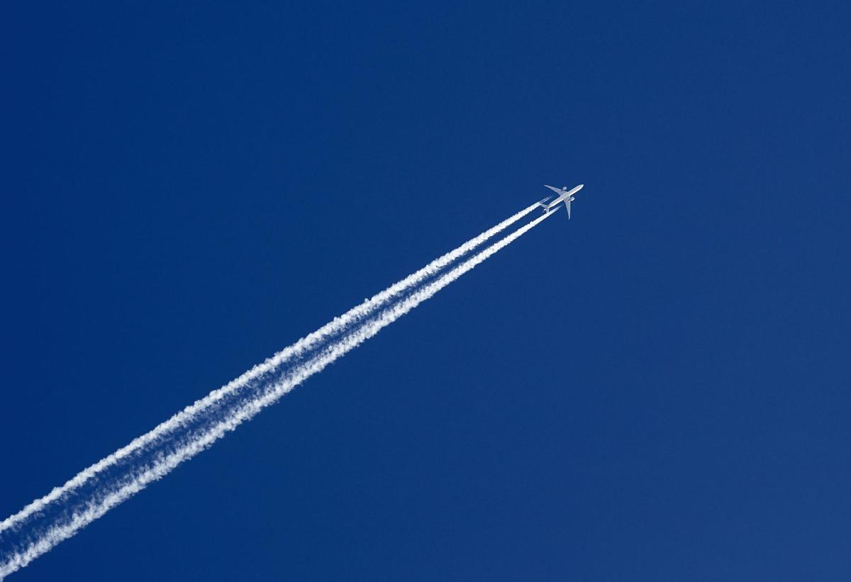 Un avión dejando una estela de vapor a su paso