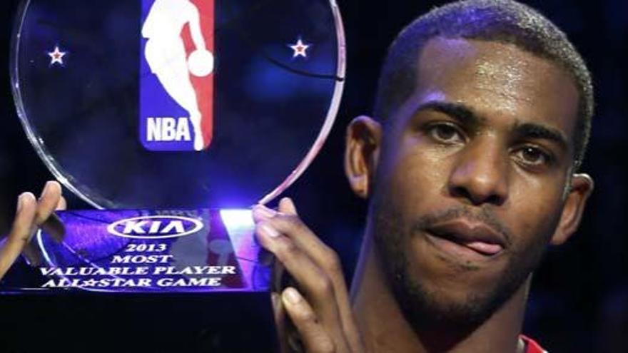 Chris Paul con el trofeo MVP del Partido de las Estrellas