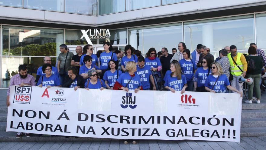 Trabajadores de la Justicia, esta mañana ante la sede de la Xunta en Vigo // Cristina Graña