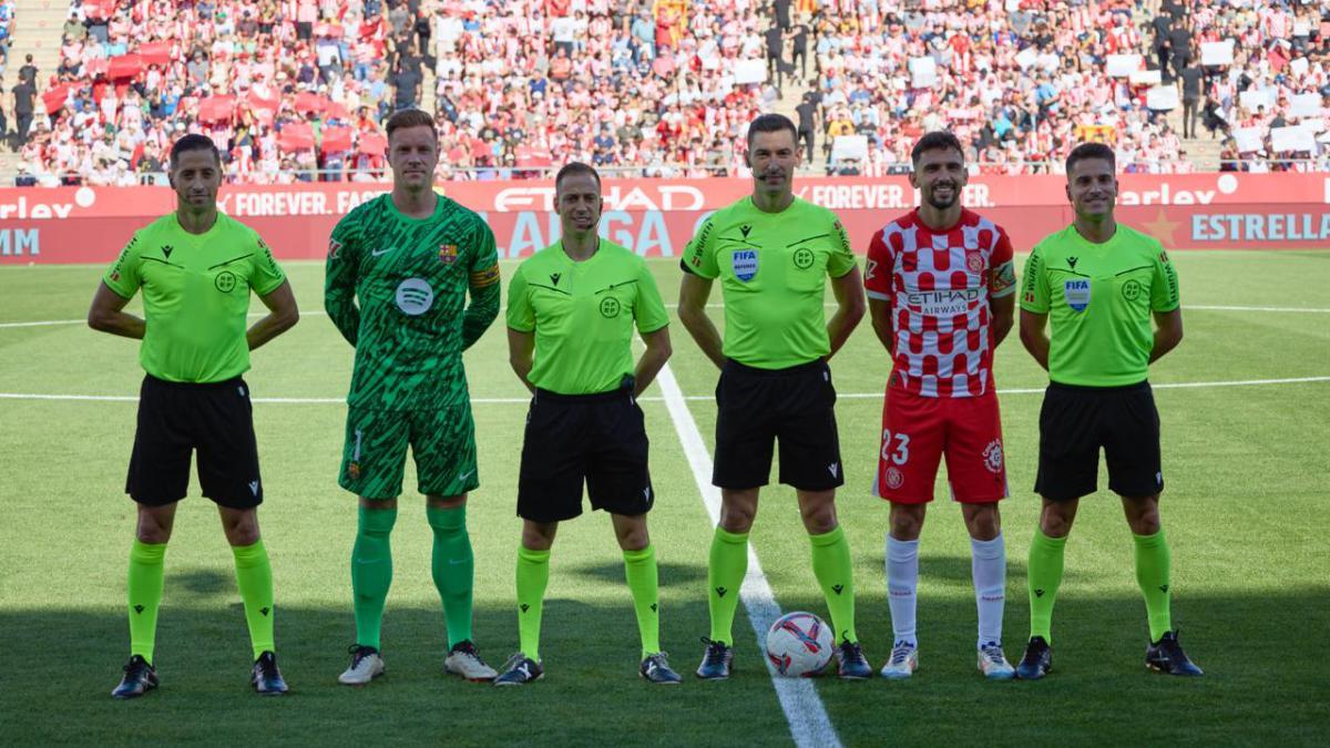 El árbitro del Girona - Barça, Muñiz Ruiz, con su equipo arbitral y los capitanes