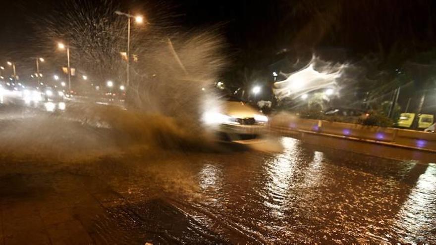 Los embolsamientos puntuales de agua provocaron atascos en la calles, sobre todo en la rotonda de la calle Méjico.