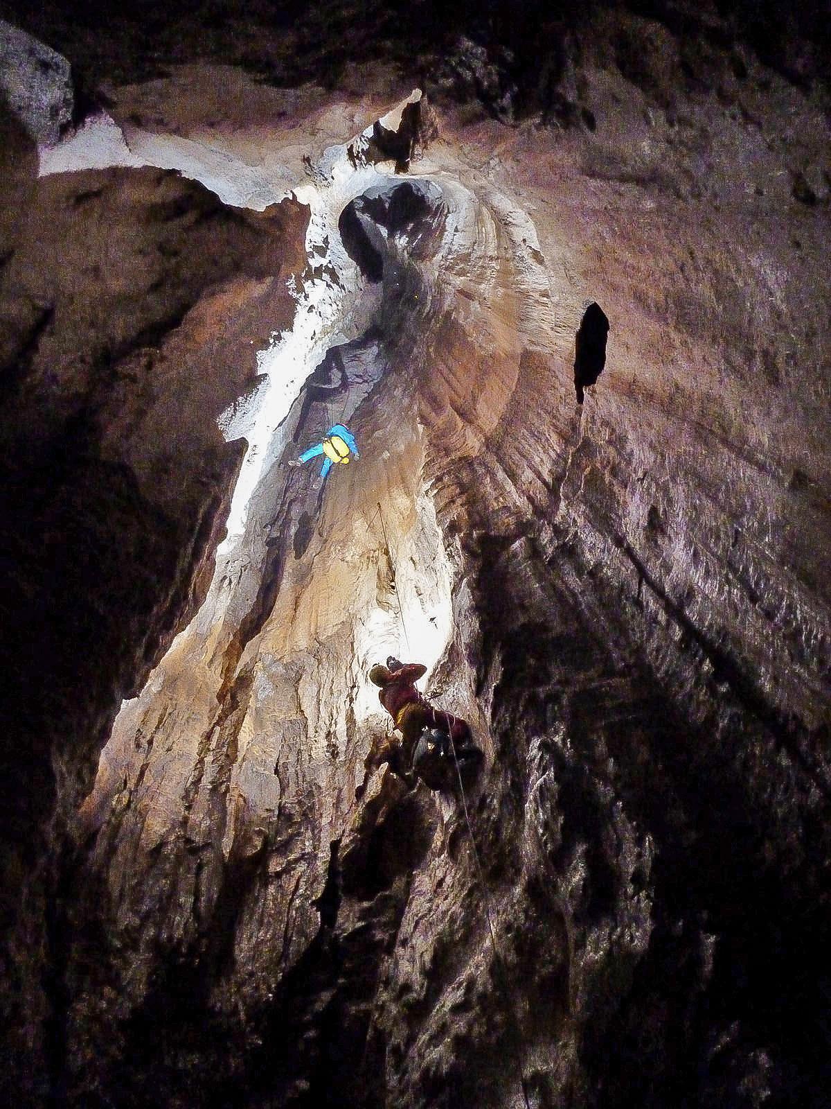 Espeleólogos conectan en Cantabria la cueva más larga de España, con 206 kilómetros de túneles