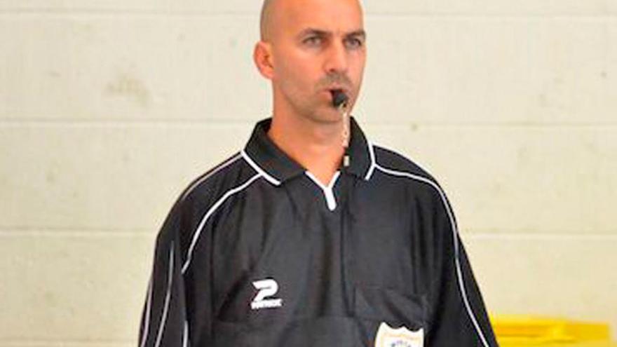 Alberto Veiga, arbitrando. // D.P.