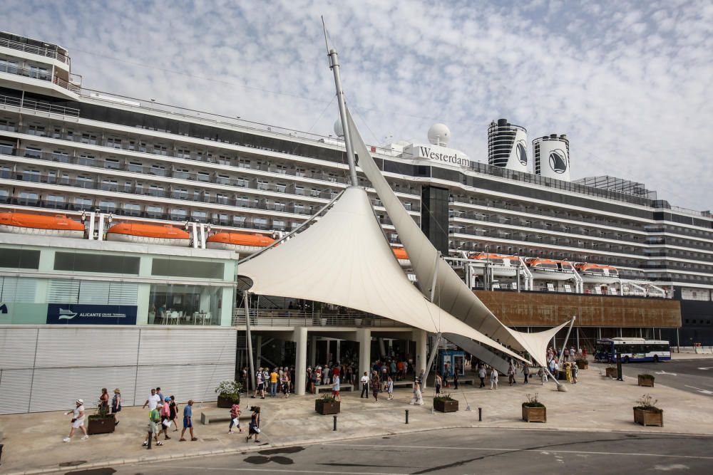 El Westerdam, repleto de norteamericanos y argentinos, hace escala en la estación marítima y llena de turistas el Castillo, bares y terrazas, y las tiendas