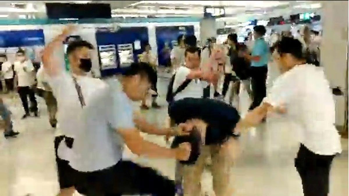 Una banda armada ataca a manifestantes y causa 36 heridos en el metro de Hong Kong