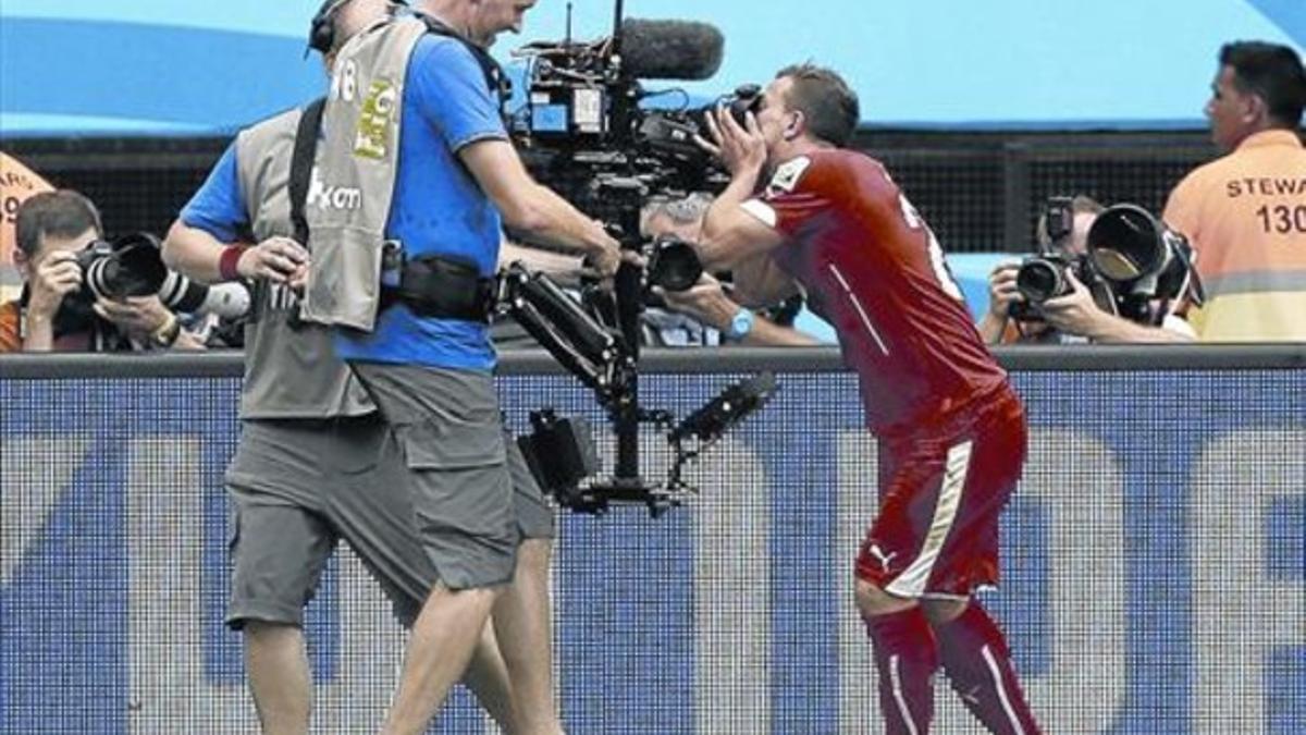 El jugador suizo Xherdan Shaqiri besa una cámara tras marcar un gol a la selección de Honduras.