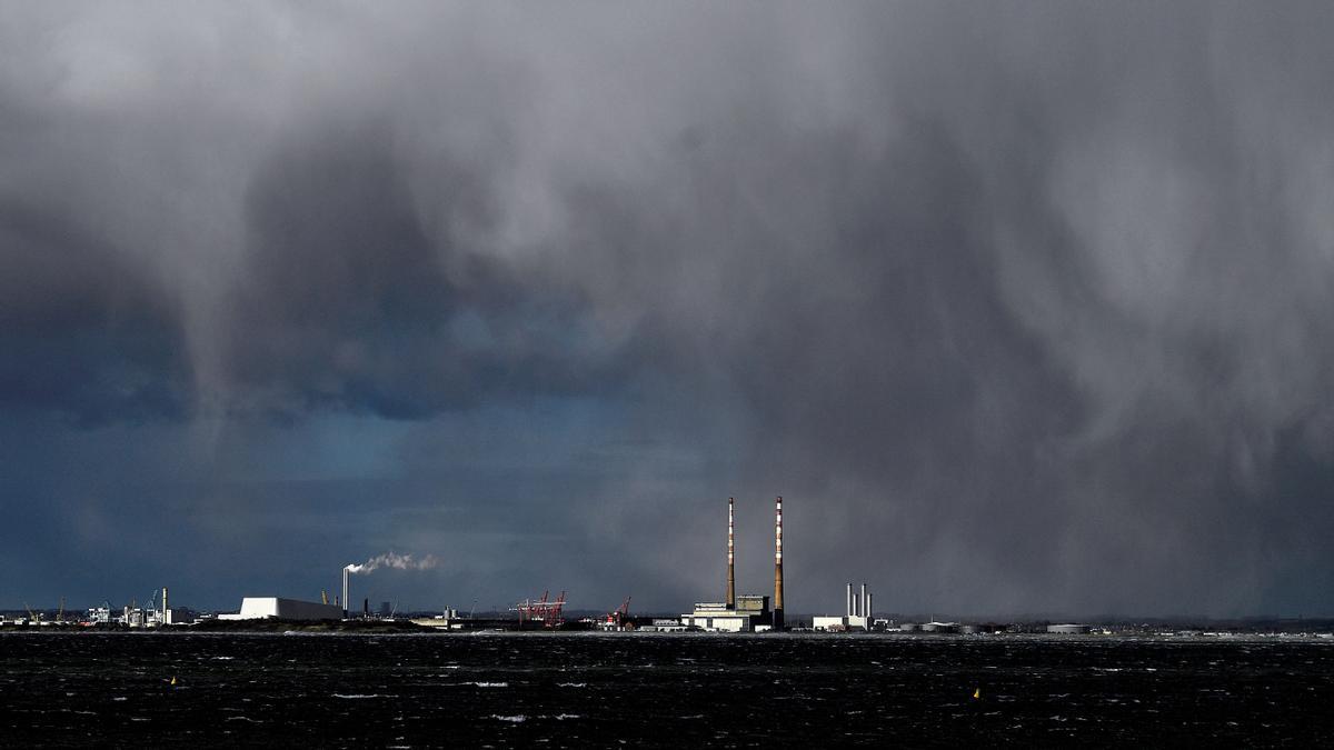 Las nubes de lluvia sobre las chimeneas de Poolbeg durante la tormenta Eunice, en Dublín, Irlanda