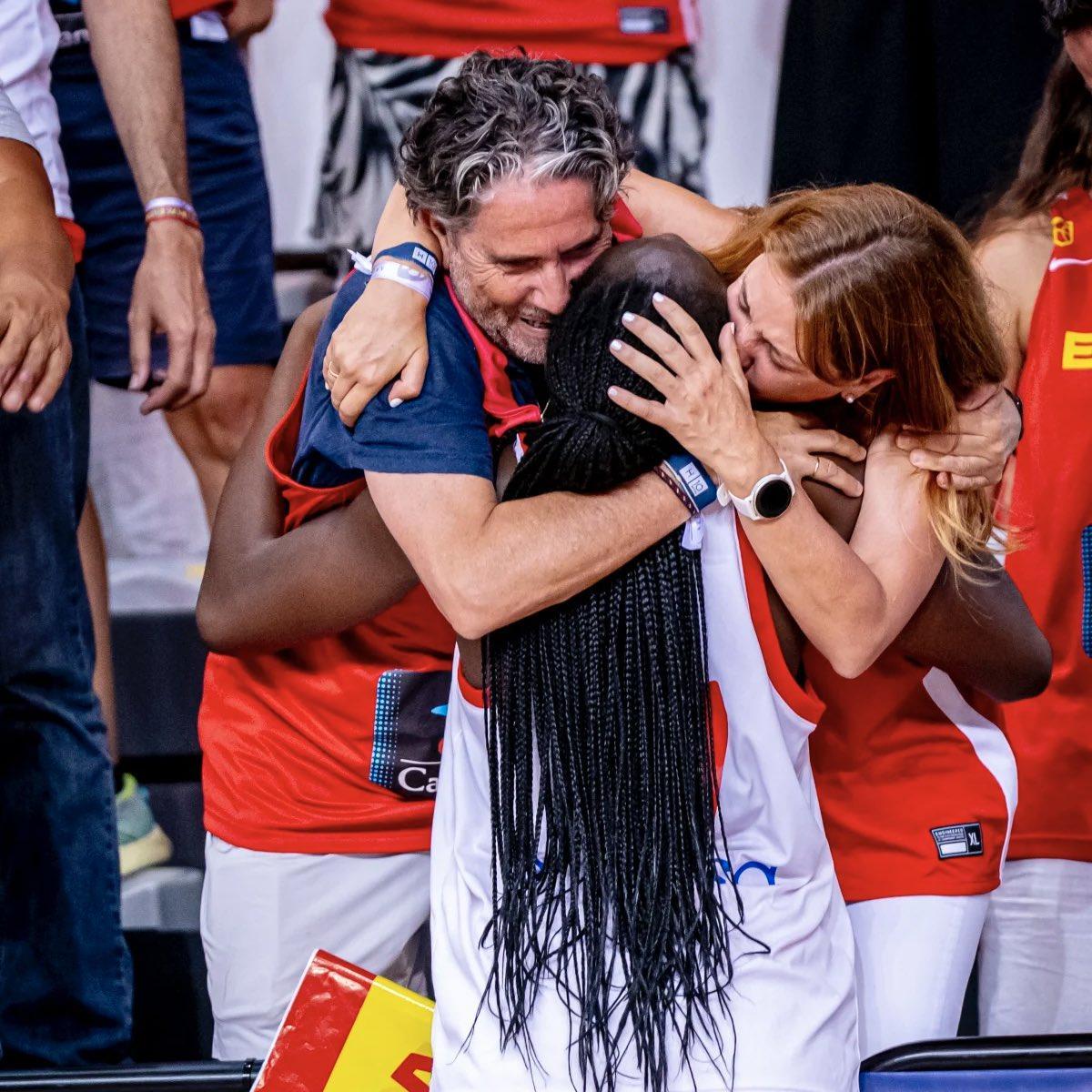 Sara Okeke con su família adoptiva.