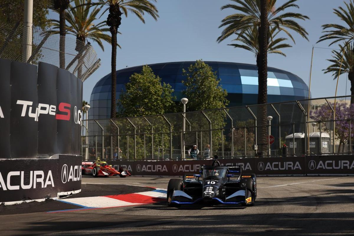 Álex Palou rodando en Long Beach