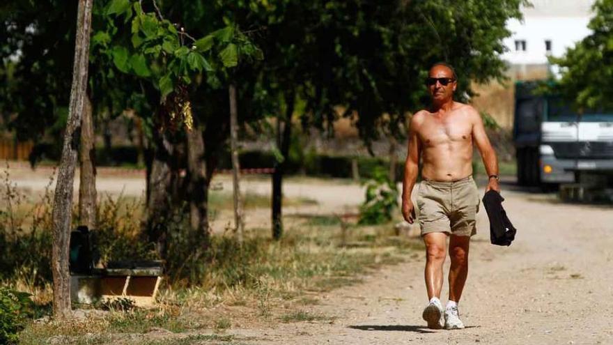 Un hombre paseando sin camiseta.