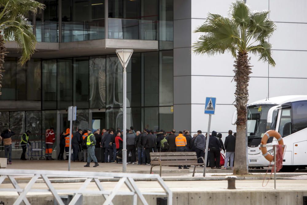 Llega a Alcúdia el ferry que transportará a los pasajeros que quedaban del barco incendiado