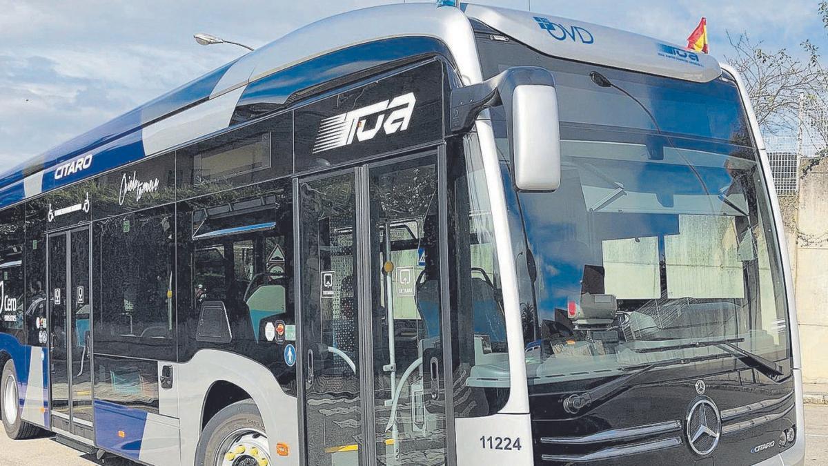 Un autobús urbano de Oviedo, que promueve la movilidad sostenible.| |  PABLO SOLARES