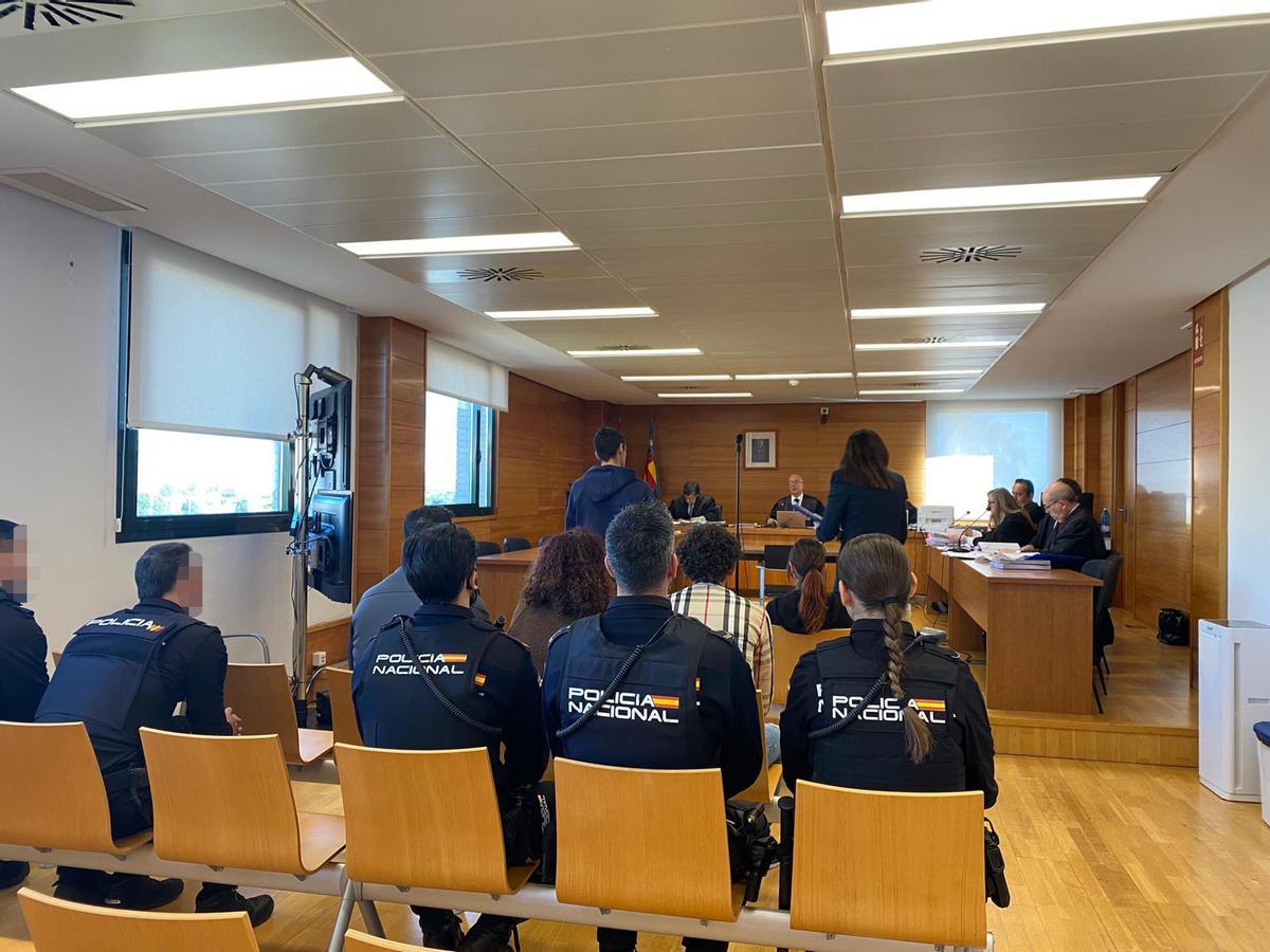 Uno de los acusados, durante el momento de su interrogatorio este lunes en la Audiencia Provincial, en Castelló.
