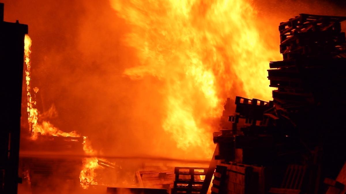 Arde una empresa de palets de madera en la Cañada del Fenollar