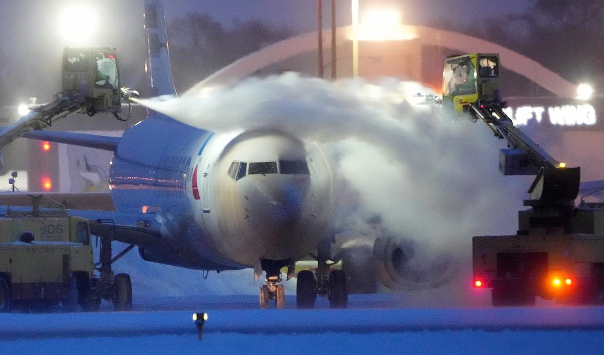 Trabajos para descongelar un avión de American Airlines en el aeropuerto internacional de Minneapolis-St. Paul.