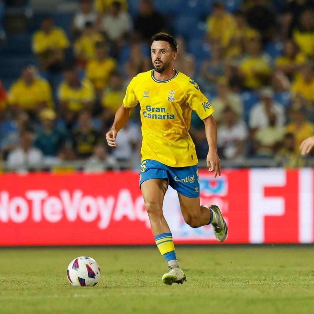 Javi Muñoz conduce el balón en una imagen de archivo de su etapa con la UD Las Palmas.