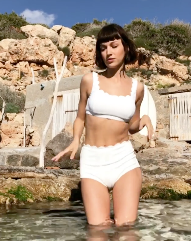 Las famosas se ponen sus bikinis más raros en verano