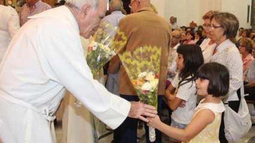 Petrer brinda flores y alimentos a la Virgen  del Remedio