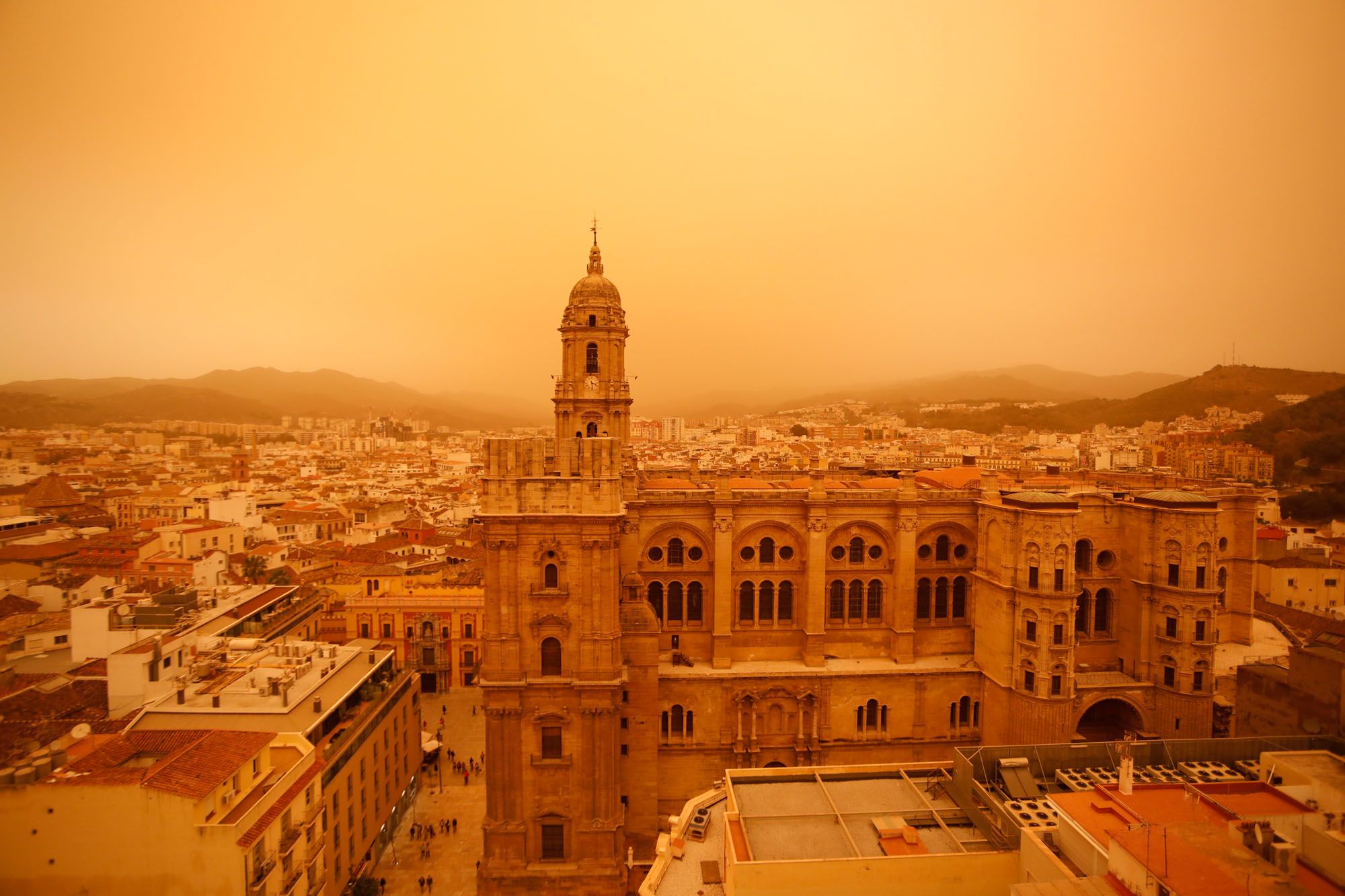 La calima vuelve a cubrir los cielos de Málaga