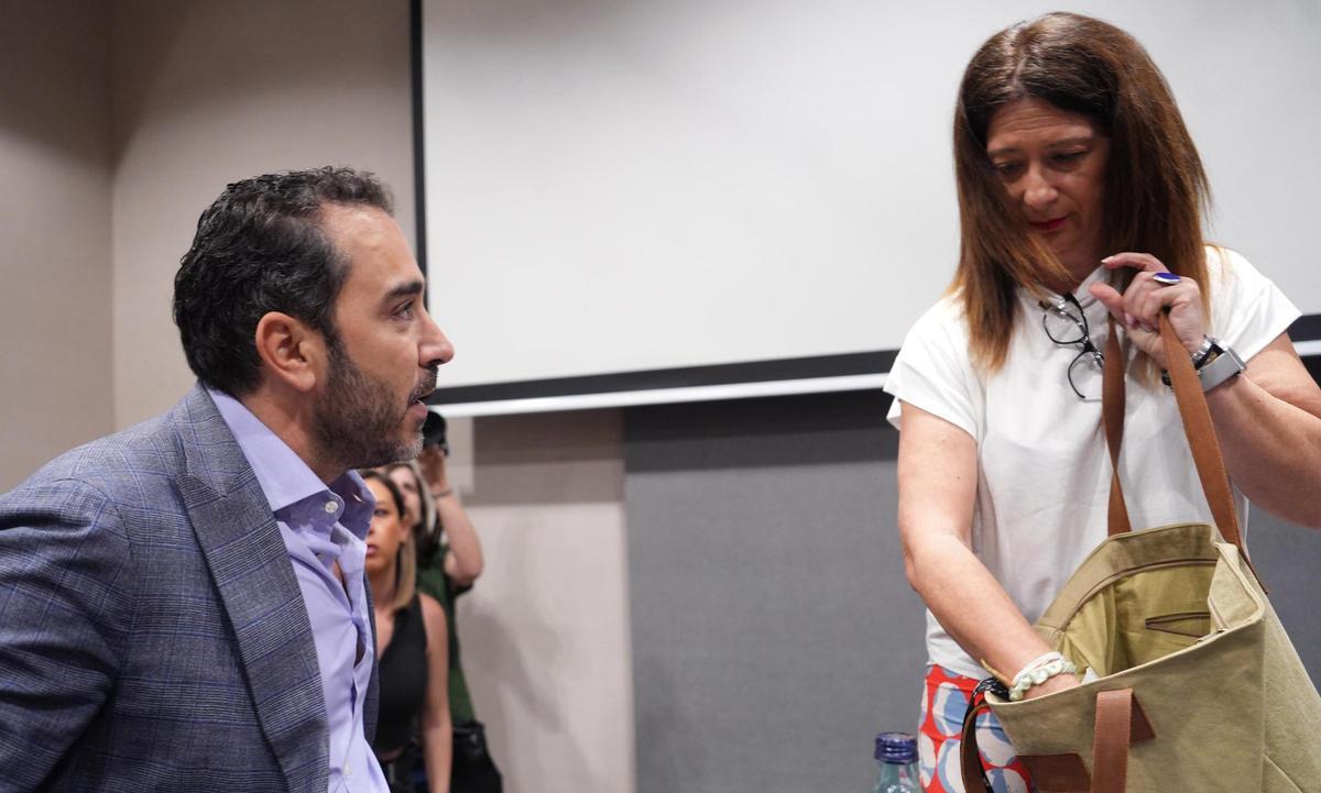 Leire Díez en la rueda de prensa que ha ofrecido y ha aparecido Víctor de Aldama.