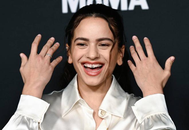 Rosalía con una joya en forma de mariposa entre los dientes