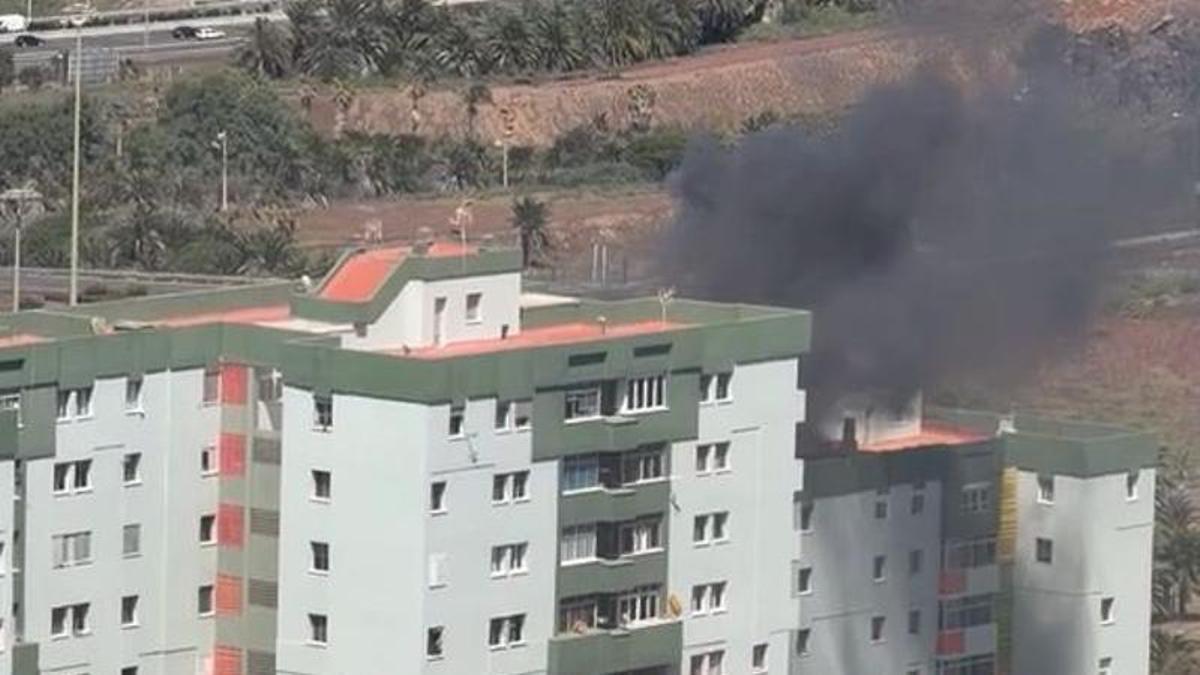 así rescató la Policía Nacional a tres personas y una mascota atrapadas en un incendio en una vivienda en Jinámar