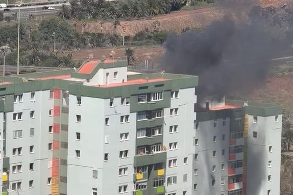 Incendio de un bloque de viviendas en Jinámar.