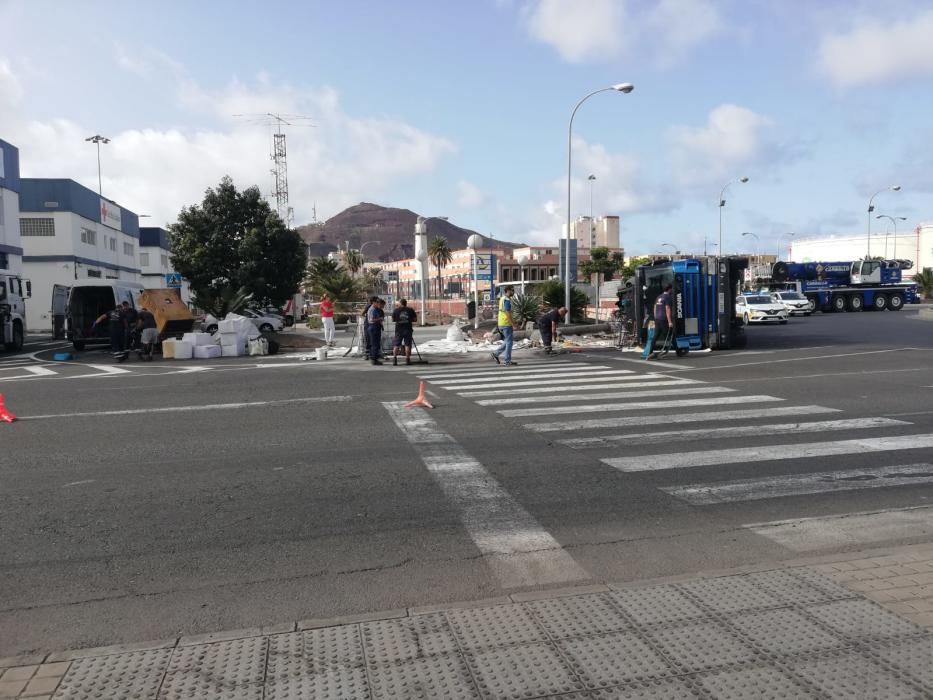 Vuelco de un camión cisterna en el Puerto de la Luz