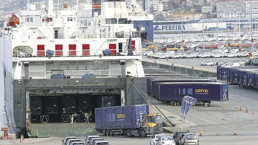 Carga de vehículos en el puerto de Vigo. // Ricardo Grobas