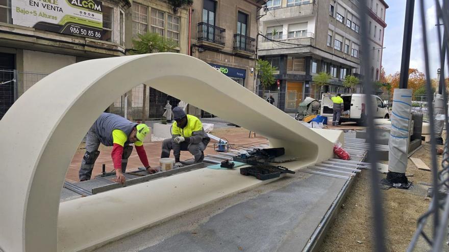 Operarios trabajando ayer en Clara Campoamor. |  M. Méndez