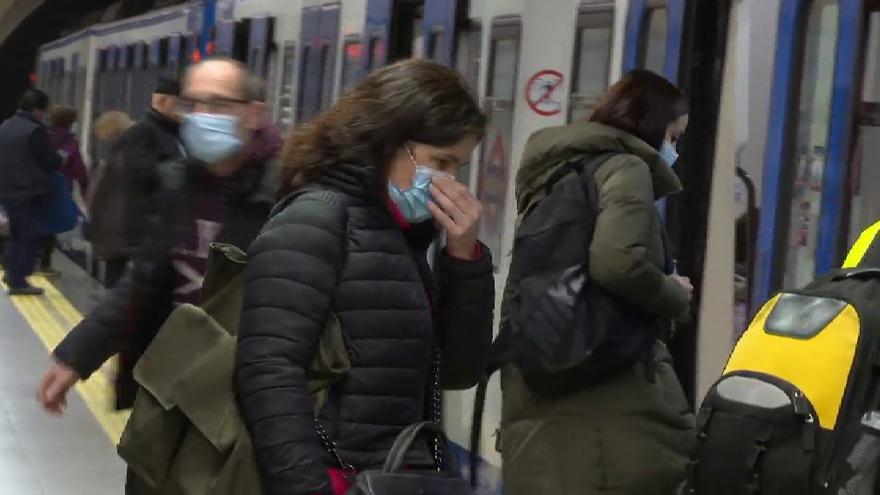Dona entrant amb mascareta al metro