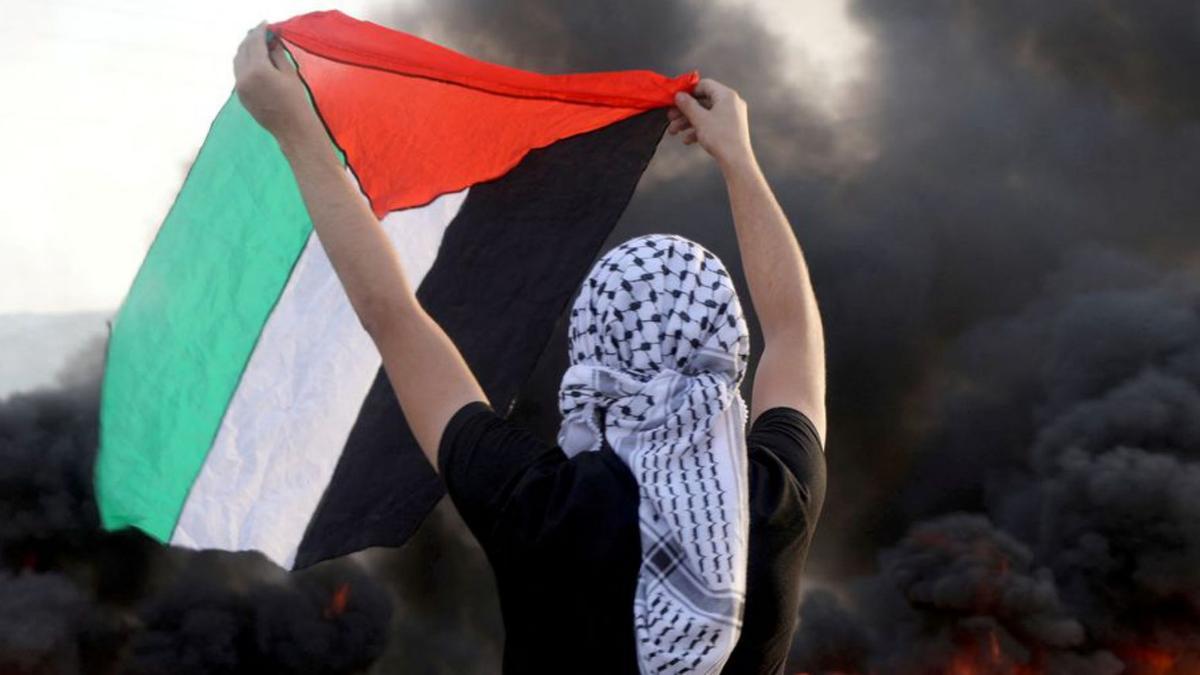 Un home amb la bandera palestina | REUTERS