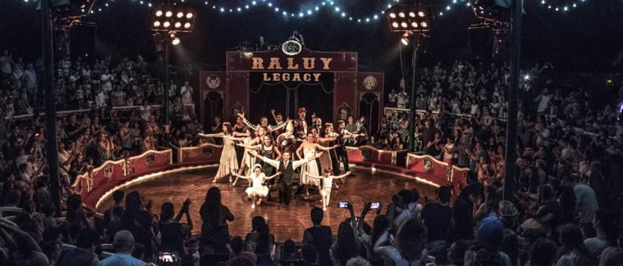 El Circo Raluy Legaci  ilumina la Marina