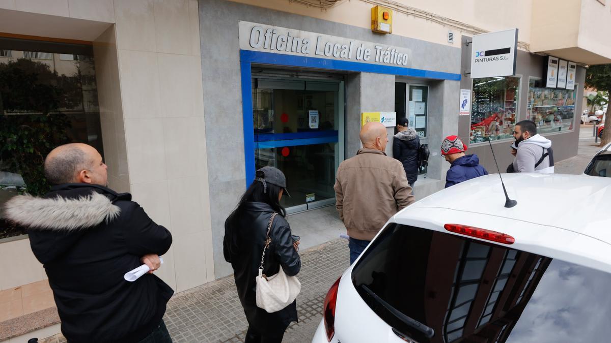 Cola frente a la sede de la DGT en Ibiza.