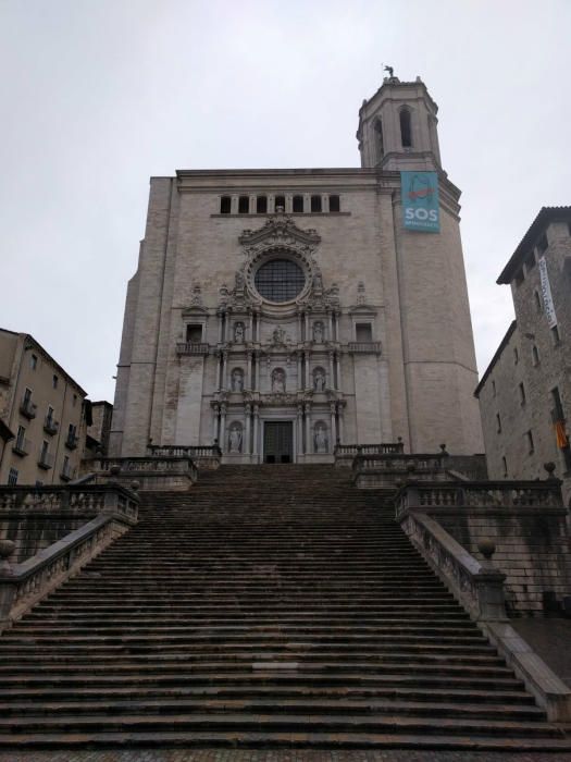 Col·loquen una pancarta de "SOS Democràcia" a la catedral de Girona