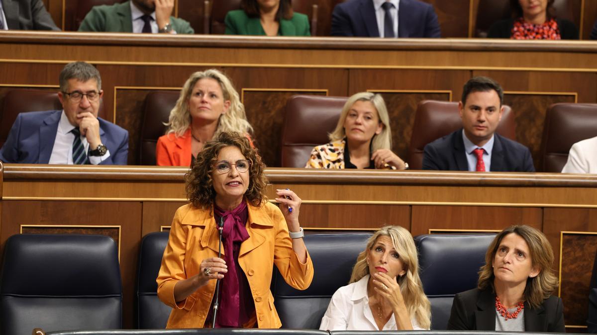 La vicepresidente segunda y ministra de Hacienda, María Jesús Montero, interviene durante una sesión de control al Gobierno, en el Congreso de los Diputados, a 25 de septiembre de 2024, en Madrid (España).