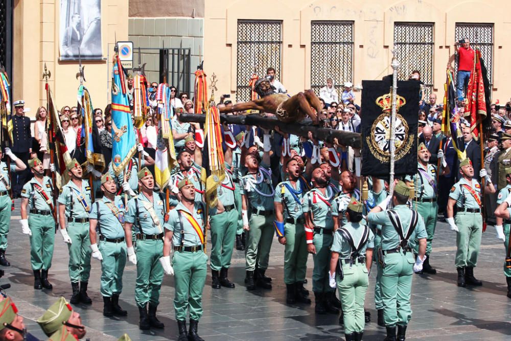 El traslado del Cristo de la Buena Muerte a cargo de la Legión volvió a congregar a numeroso público en la explanada de Santo Domingo