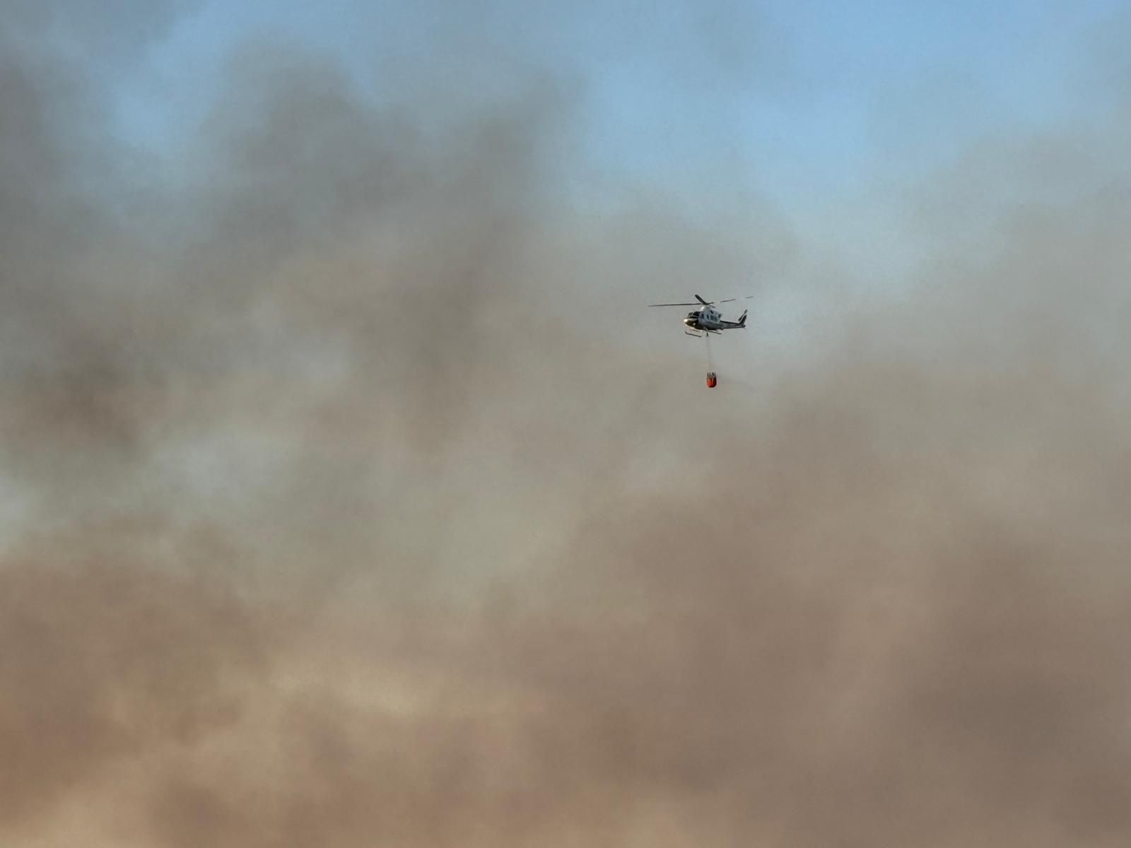 Fotogalería | Cortan la A-5 y desalojan a 18 personas de una gasolinera y tres fincas por el incendio de Trujillo.
