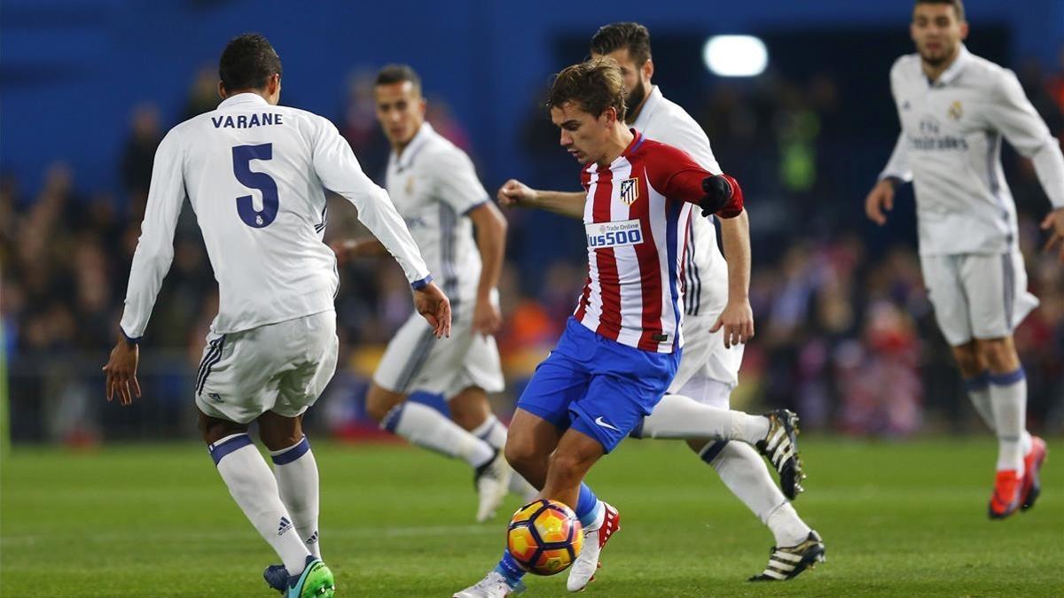 Griezmann y Varane, en un derbi madrileño del año pasado.