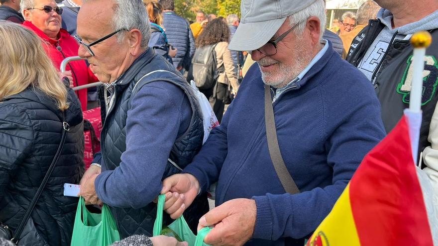 Largas colas durante el reparto de frutas y hortalizas en la protesta de agricultores en el Jardín Chino de Murcia