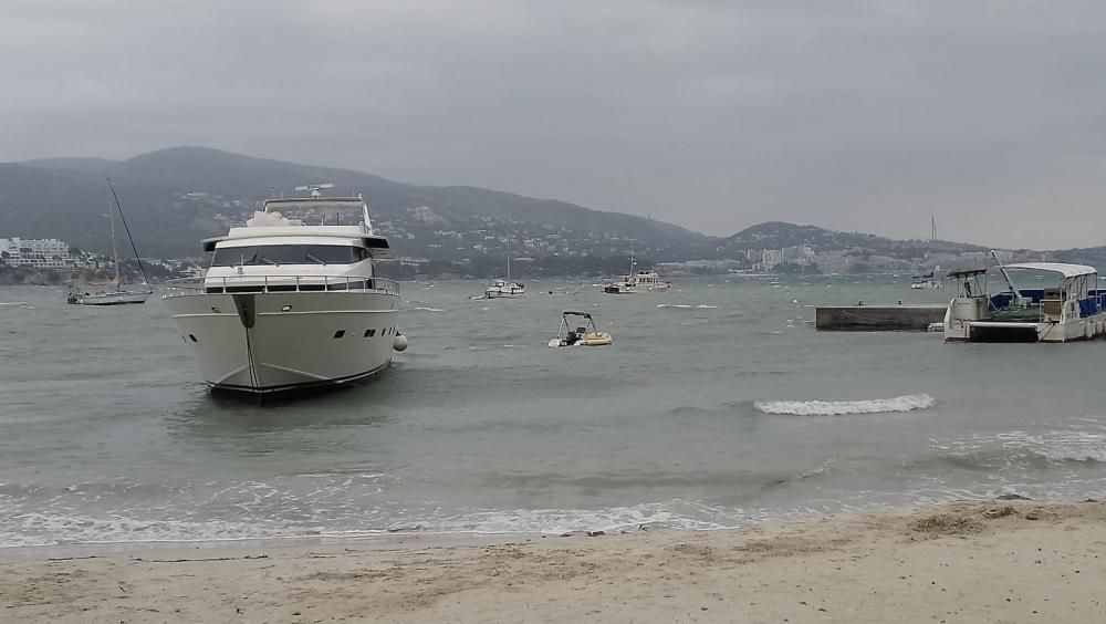 El fuerte temporal arrastra un yate hasta la playa de Cala Maties