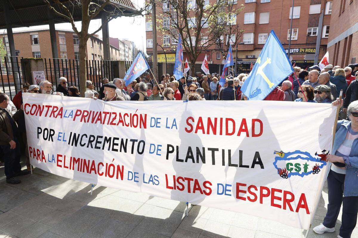 La concentración de esta mañana en el centro de salud Severo Ochoa de Gijón.